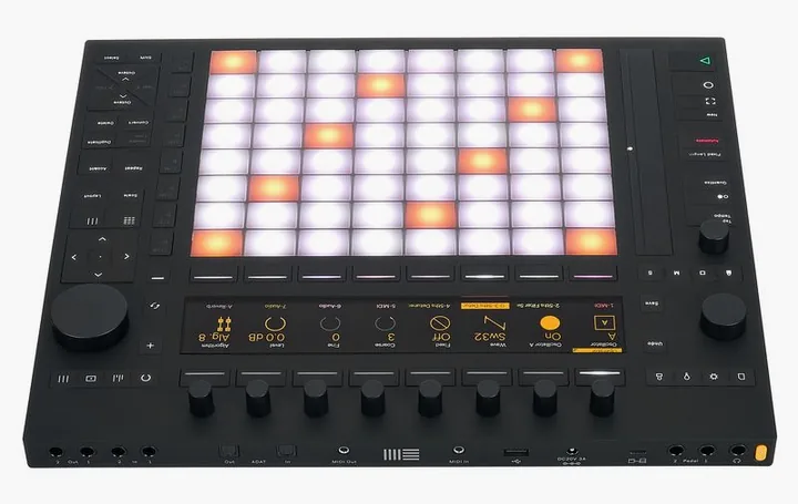 Ableton Push 3, kotelo sivusta kuvattuna, kuva 4