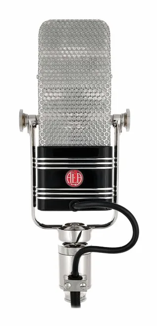 AEA R44CX, XLR-liitin pohjassa, kuva 3