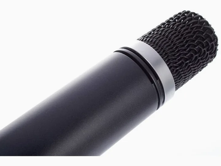 AKG C1000s MKIV, runko sivusta kuvattuna, kuva 2
