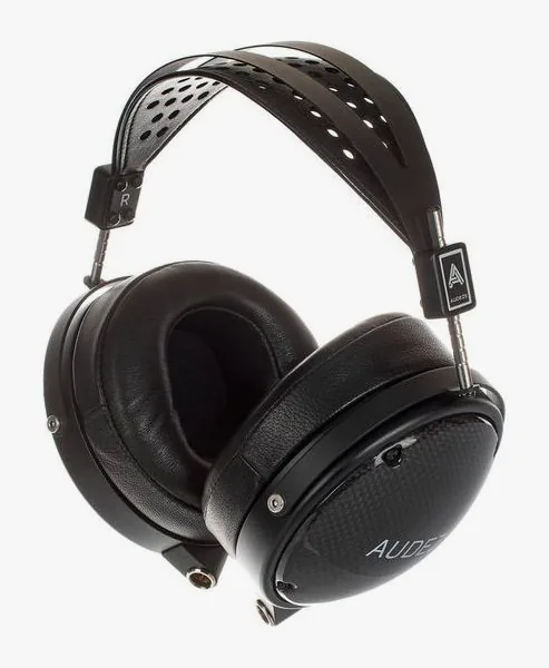 Audeze LCD-XC Leather Free, johdon liitäntä kupissa, kuva 3
