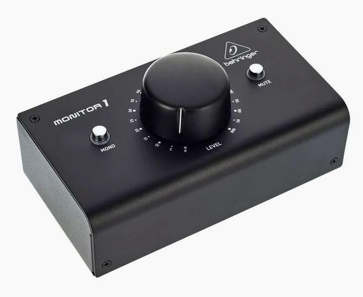 Behringer Monitor1, etupaneeli bassoelementteineen, kuva 3