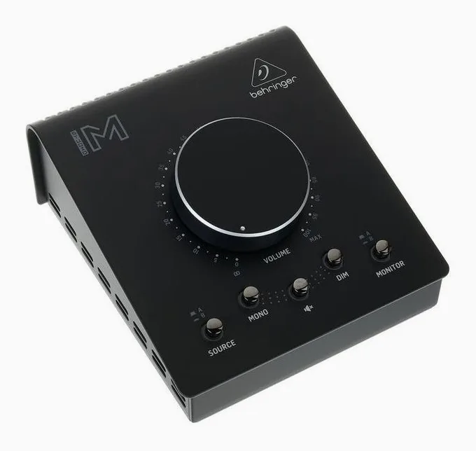 Behringer Studio M, etupaneeli bassoelementteineen, kuva 3