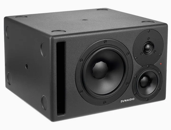 Dynaudio Core 47 Right, takapaneelin säätimet, kuva 3