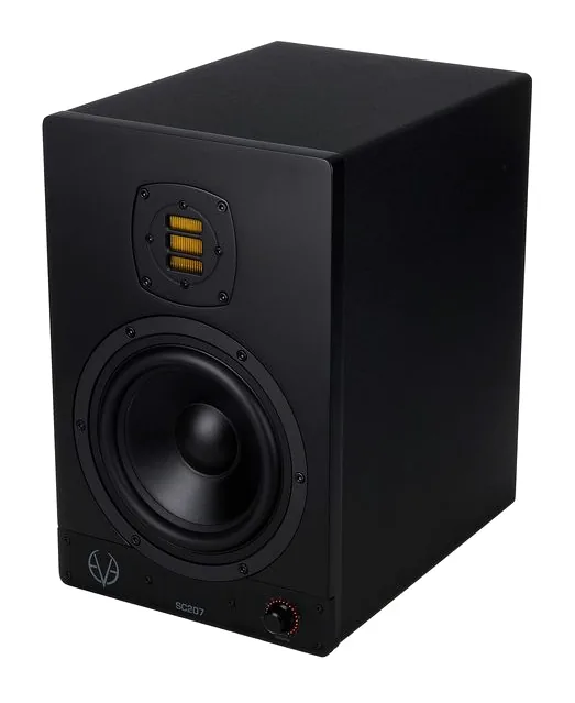 EVE Audio SC207 All Black edestä neutraalia taustaa vasten