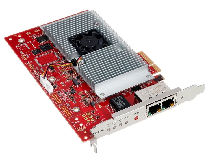 Focusrite RedNet PCIeNX, kotelo sivusta kuvattuna, kuva 3