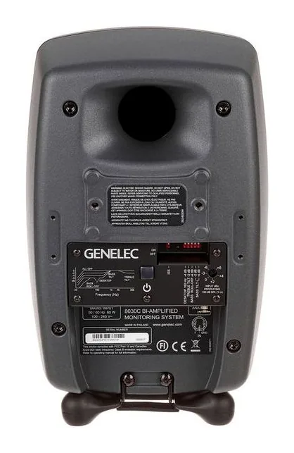 Genelec 8030 CP, etupaneeli bassoelementteineen, kuva 4