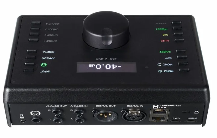 Genelec 9320A Reference Controller, logo ja pinta, kuva 4