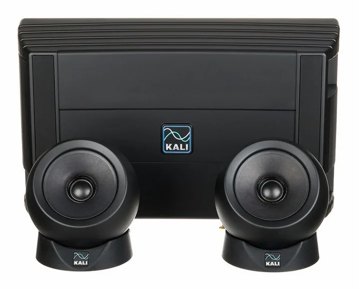 Kali Audio IN-UNF, etupaneeli bassoelementteineen, kuva 2