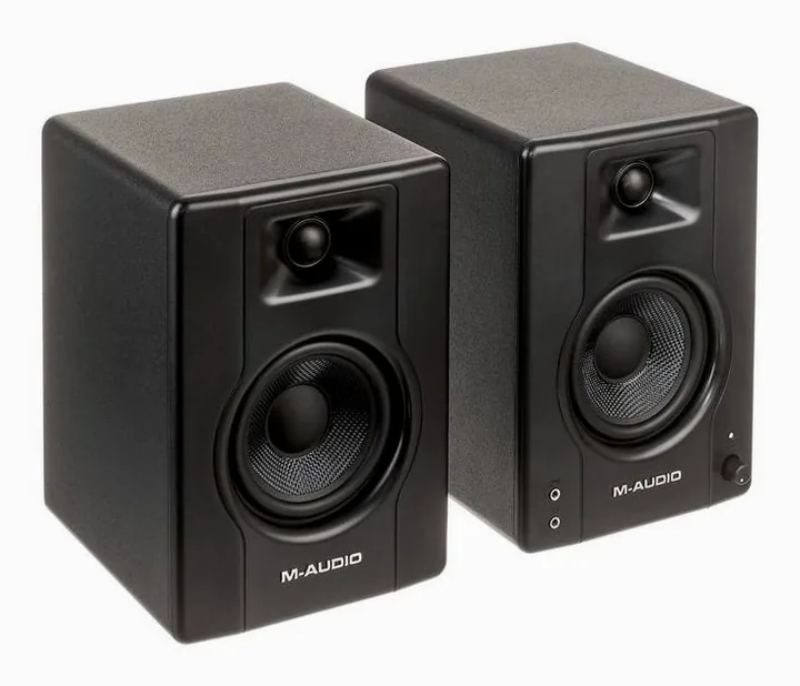 M-Audio BX4, takapaneeli liitäntöineen, kuva 3