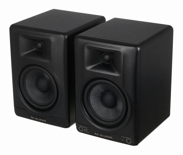 M-Audio BX5BT läheltä edestä