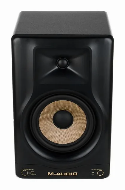 M-Audio Forty Sixty, etupaneeli bassoelementteineen, kuva 2