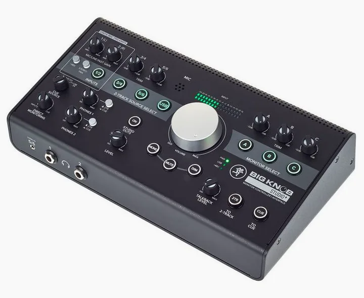 Mackie Big Knob Studio+ edestä neutraalia taustaa vasten