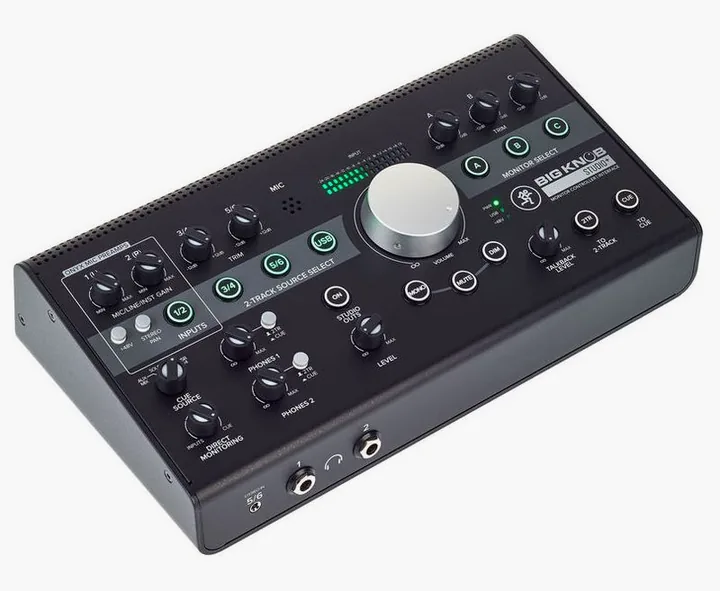 Mackie Big Knob Studio+, liitännät takana, kuva 3