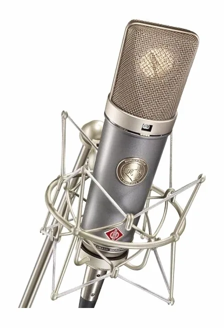 Neumann TLM 67 EA87 Bundle neutraalia taustaa vasten