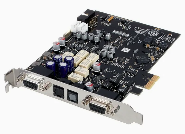 RME HDSPe AIO Pro läheltä edestä