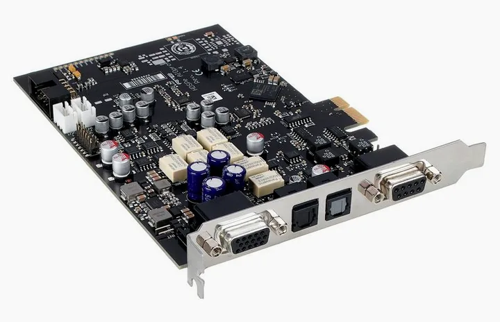 RME HDSPe AIO Pro, tasomittarit ja merkkivalot, kuva 3