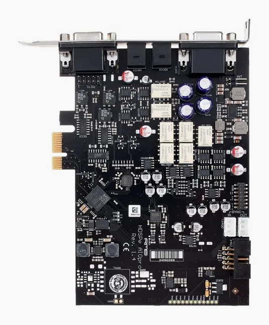 RME HDSPe AIO Pro, etupaneeli säätimineen, kuva 4