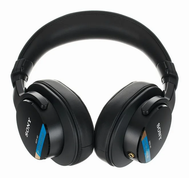 Sony MDR-M1, johdon liitäntä kupissa, kuva 4