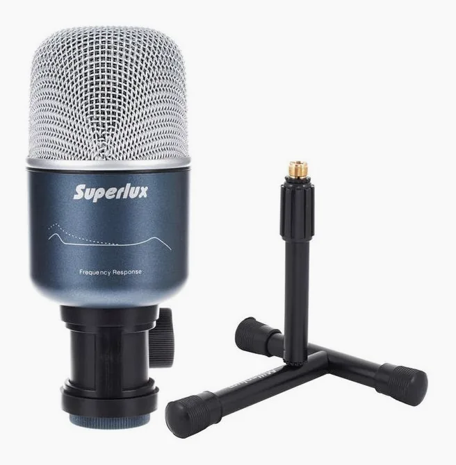 Superlux Pro 218A Bundle neutraalia taustaa vasten