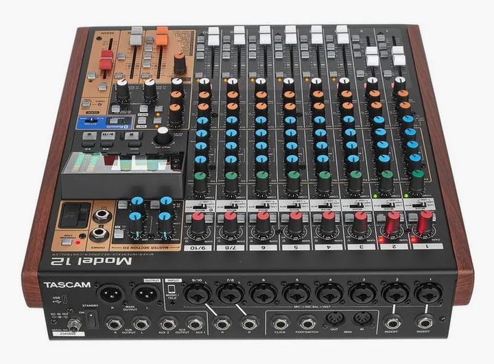Tascam Model 12, tasomittarit ja merkkivalot, kuva 4