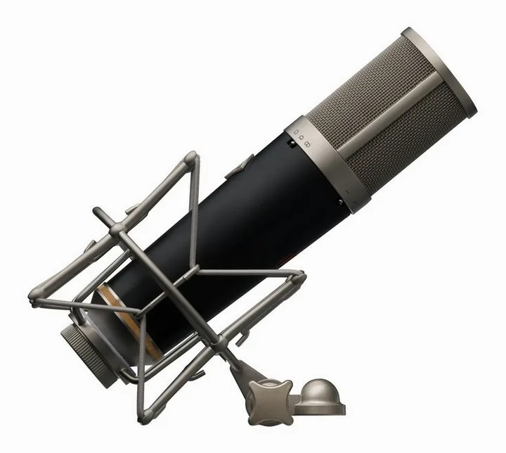 United Studio Technologies UT Tube67, XLR-liitin pohjassa, kuva 3