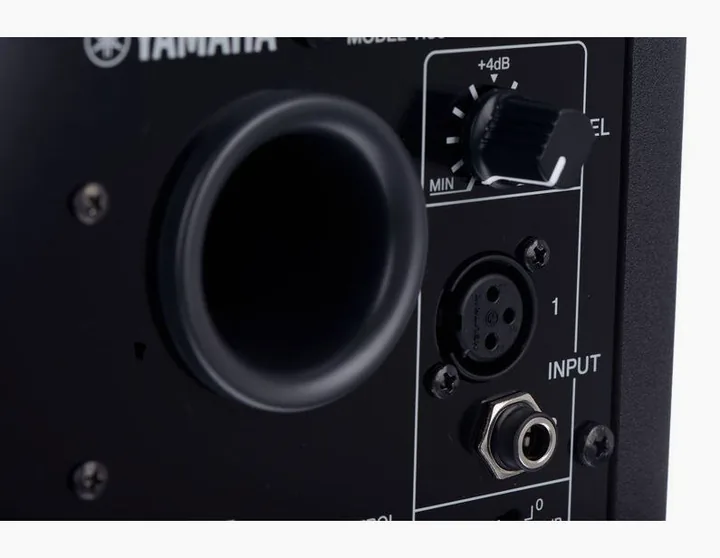 Yamaha HS 5, etupaneeli bassoelementteineen, kuva 4