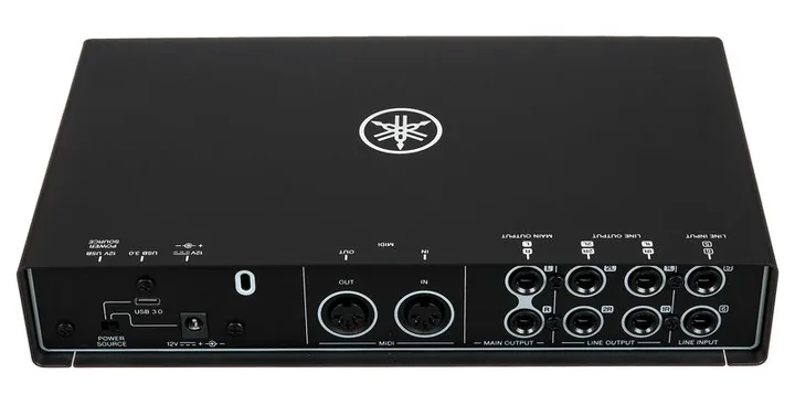 Yamaha URX44C, liitännät takana, kuva 4